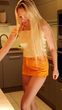 Žhavá sexy dlouhonohá kráska Roztomilá blonďatá vysokoškolačka ve velmi krátké sukni ukazuji její zadek a kundičku v kuchyni