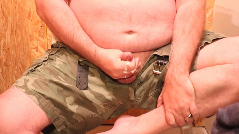 beardaddychub: Bär wichst im lagerraum und wird fast erwischt