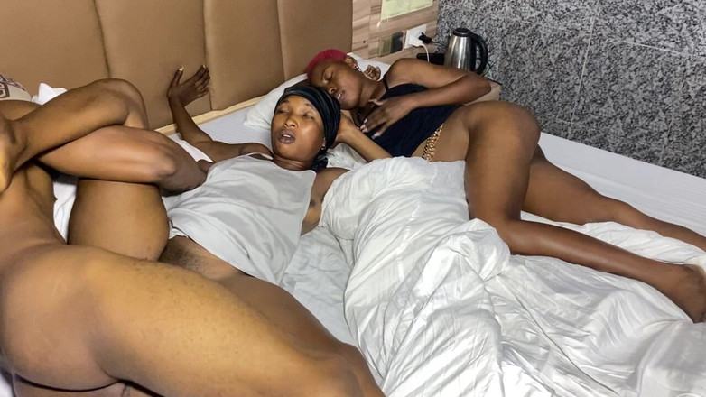 Moonlight blues: Ragazza formosa che lascia che il suo compagno di stanza...