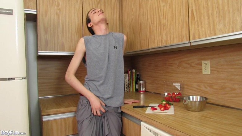 Boyfun: Le jumelle Avery se fait caresser dans la cuisine