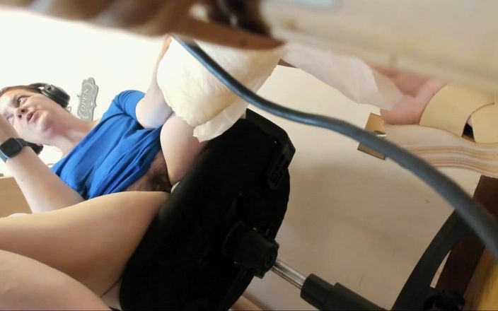 Nicoletta Embassi: Mijo enquanto Nicoletta trabalha em trabalho inteligente em seu pc...