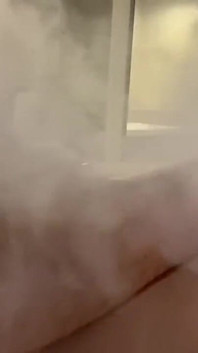 Il ragazzo amatoriale bi lontra succhia nuvole e accarezza un grosso cazzo fino alla sborrata bollente
