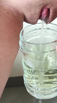 Pisse dans du verre