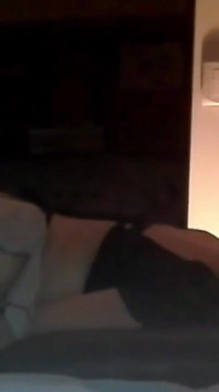 Sexy služka kouří péro a končí v ocasu
