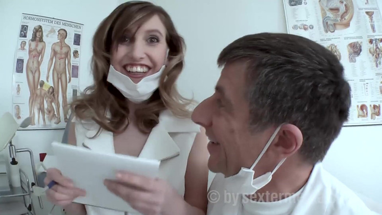 Klink by sextermedia: Mamada en certificado médico
