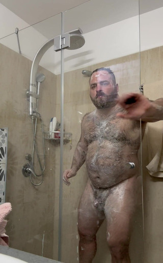 Huzzbearz: Itamar je na návštěvě domu. Takže prozatím video, na které...