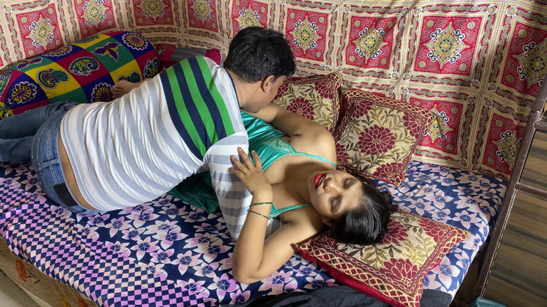 Desi Indian Wife: Güzel Hintli yenge gecelik içinde seks için azıyor