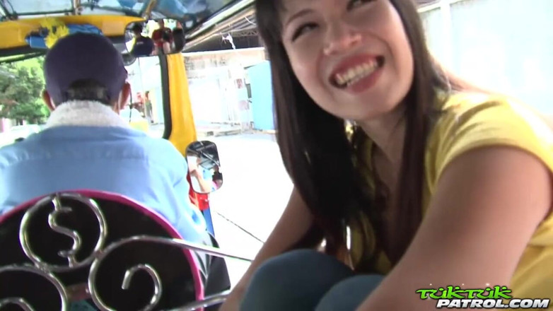 Trike Patrol - Tuk Tuk Patrol: Une Thaïlandaise asiatique mince se fait baiser par les deux...