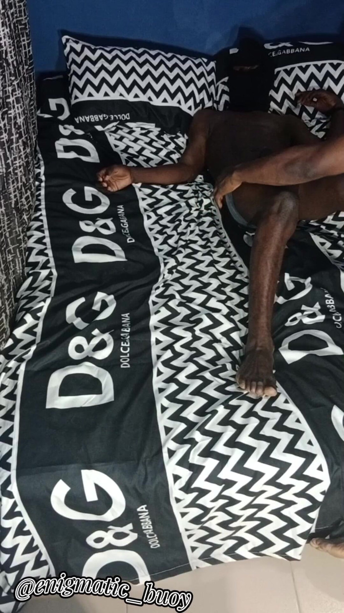 Enigmatic Buoy: 我如何发现我的继兄弟和他的好朋友在一起