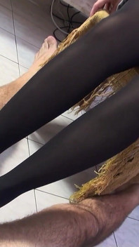 Sexy blondýnka v punčochách footjob