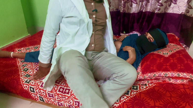 Riya Chowdhury: Il dottore guarda le sue tette piacevoli e la sua...