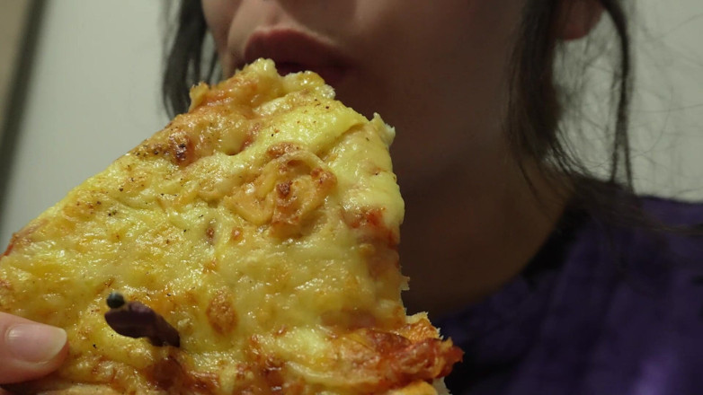 AmayaMori: Makan malam pizza raksasa bergiliran sama pria mungil yang berubah...