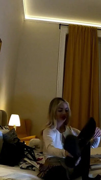 Blondă drăguță cu pizdă strâmtă fierbinte în ciorapi roșii și fustă mini își scoate chiloții la pizdă și cur