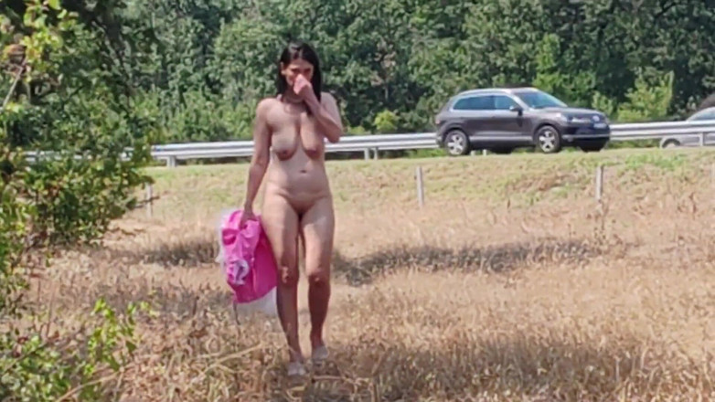 Za Za: 一个奴隶荡妇在高速公路上展示她粉红色的屁股