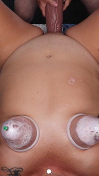Hotwife prende un enorme dildo e poi viene scopata