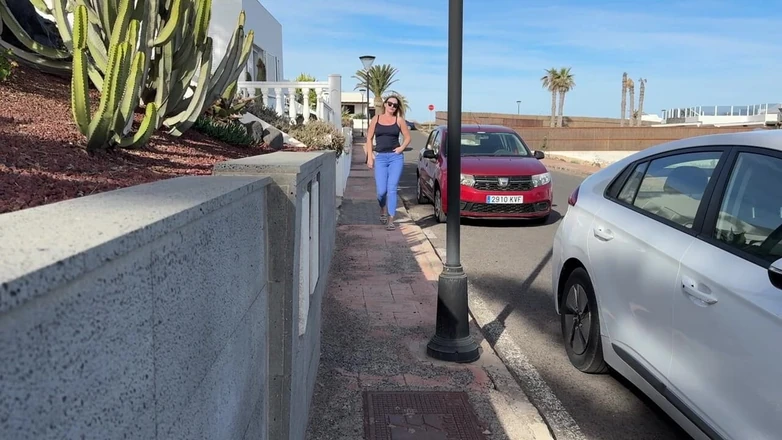 Emma Voyeur: Het meisje maakt haar jeans op de straat nat