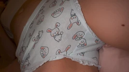 Stapdad szybko wbiegł do mojego pokoju i zrobił kilka z bliska strzały mojej cipki i butthole