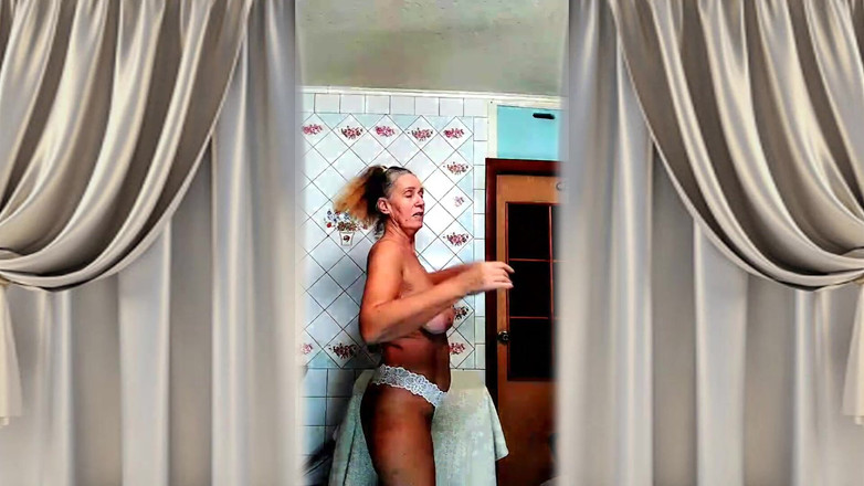 Lukerya: Sexy žena v domácnosti Lukerya v kuchyni po sprše