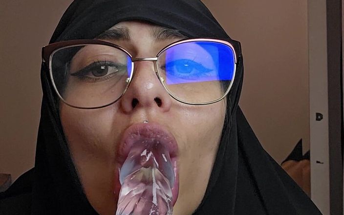 MiaNIqab: Отсасываю мой дилдо, пока я говорю шаловливые вещи, Mia Niqab