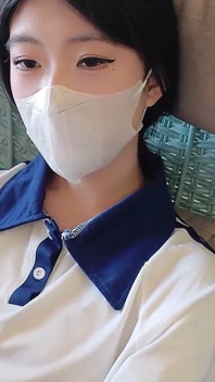 แฟนสาวนักศึกษามหาวิทยาลัยเท้าเปล่า เท้าถูกแขวนด้วยเชือก มือถูกใส่กุญแจมือ