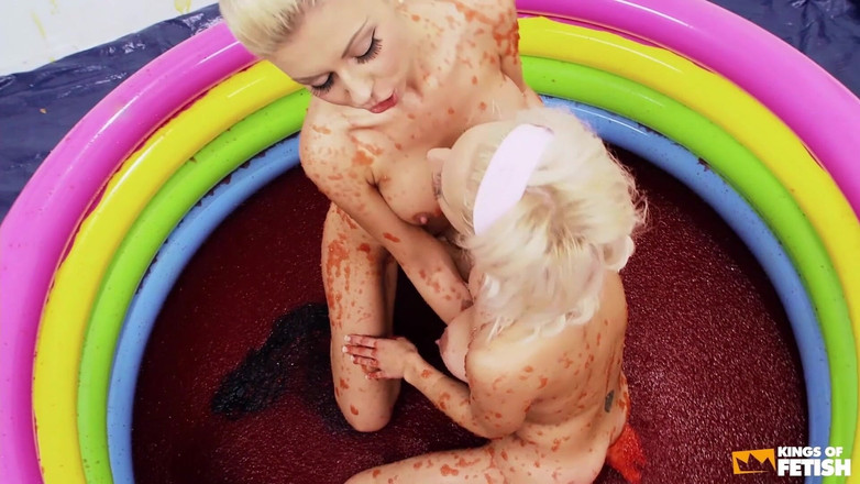 Lesbian porn for you: Tetované holky dostanou své kundičky potěšené různými hračkami jejich černé a...