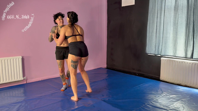 She Wrestle: 2 fete fierbinți care se lupt