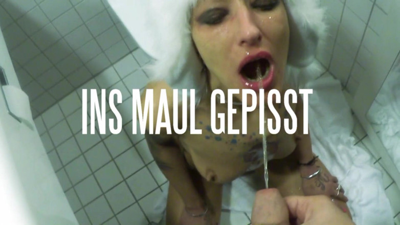 Slutwife Club: Curva de la toaletă Vilja are parte de o grămadă...