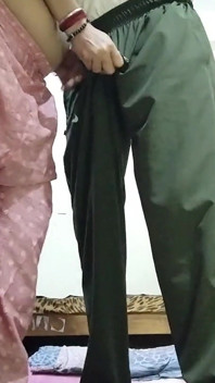 의붓아버지 스타일로 암소 소녀를 빠는 섹시한 여자 전희