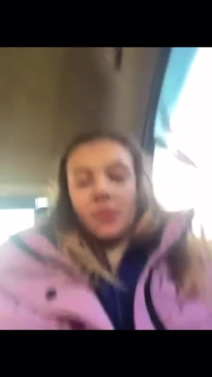 JuiceLussie: Blond meisje masturbeert en trilt in de taxi