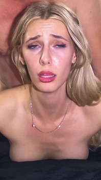 Emily Jade se fute și suge cât mai multă pulă poate