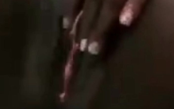 Barqueen: Islak amcığıma mastürbasyon yaparken neredeyse yakalanıyordum