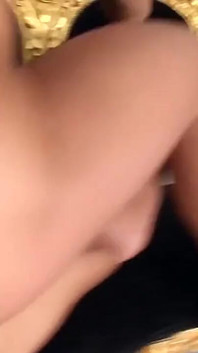 Brunette teef houdt van grote pik om te zuigen en te neuken
