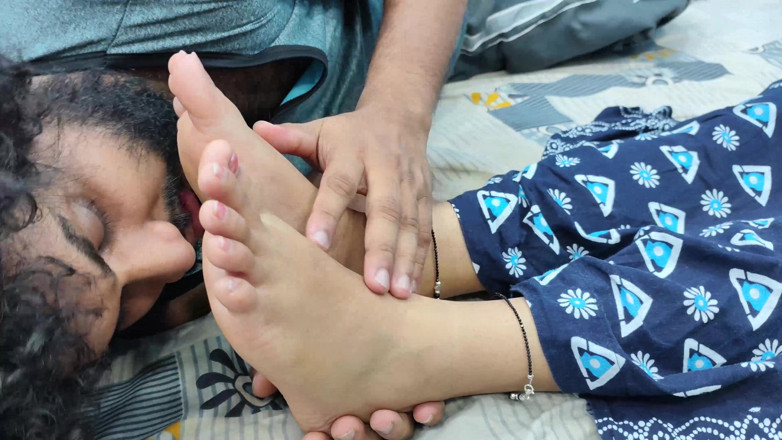 Vaigavarun Feet romance: Percintaan jilat kaki
