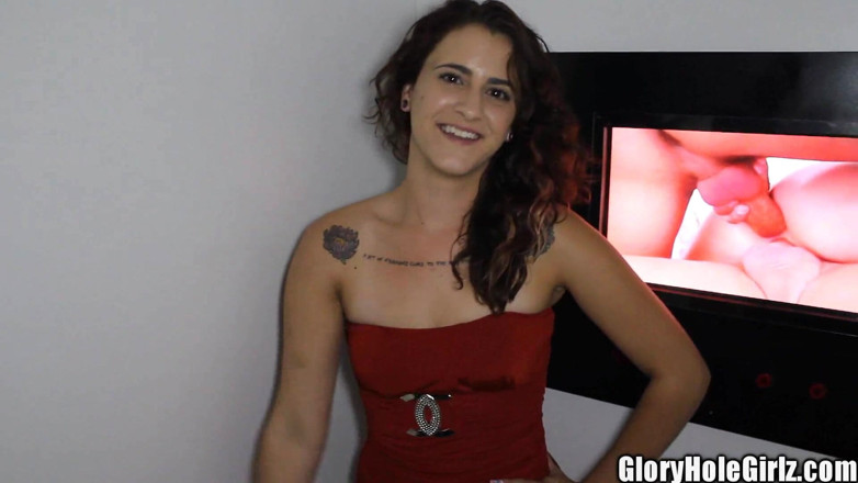 Glory Hole Girlz: Гаряча сука смокче і трахає повію, глоріхот, члени з маленькими цицьками, татуювання збудженої пизди!