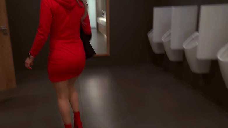 DedeDeville: Sehr riskanter sex mit meiner heißen stiefmutter in der männertoilette...