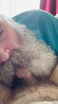 Hobo-opa lutscht haarigen schwanz von jungem.