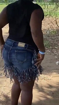 Awek hitam seksi eboni Afrika menari di tempat awam dengan ketawa