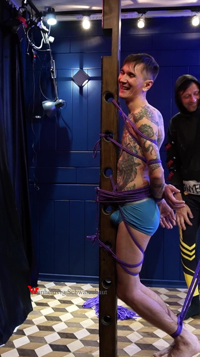 Wanheldvig: Nicky terangsang di kutub kesulitan perbudakan kaki menggelitik