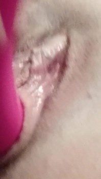 Memek sempit cewek ini dicrot di dalam pakai vibrator sampai muncrat