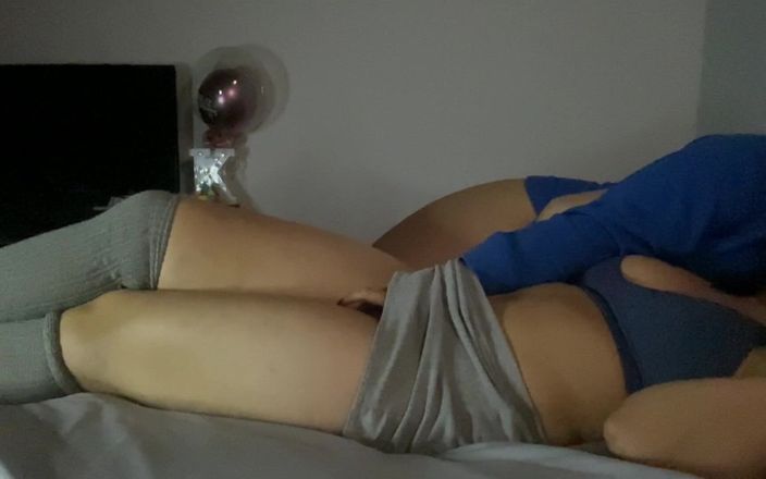 Zoe &amp; Melissa: Verkliga intensiva lesbiska orgasmer innan du går till sängs