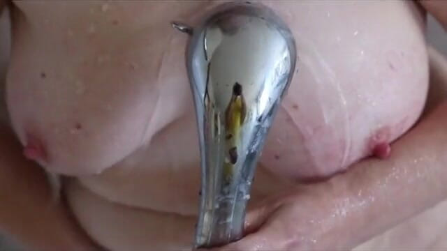 Bouncy Tits Action: Tette con crema
