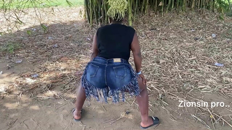 Zion: Awek hitam seksi eboni Afrika menari di tempat awam dengan...