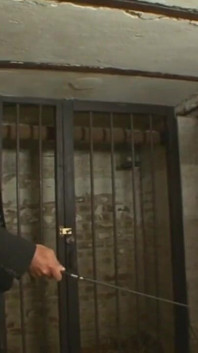 Dominante tieten knijpen