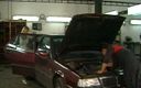 German Threesome: Ragazze che leccano figa vengono sbattuta nella officina meccanica in...