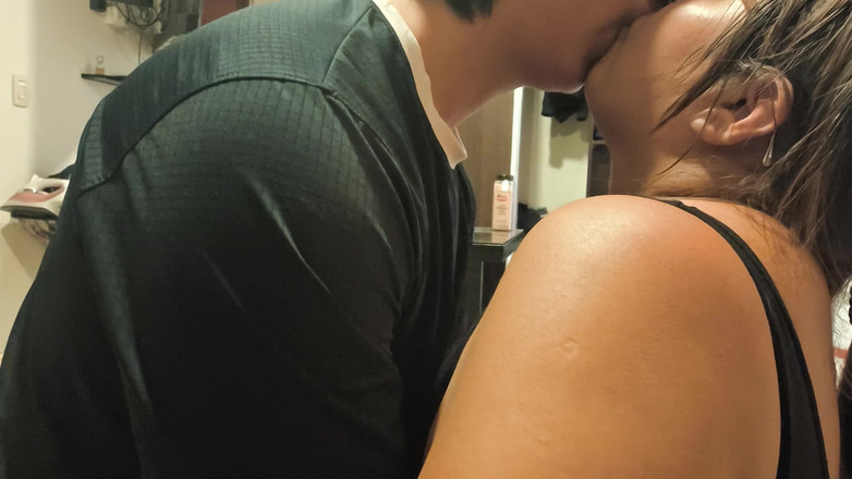 Moo DBOXXX: Una sessione di make-out con la matrigna single, lei è pazza