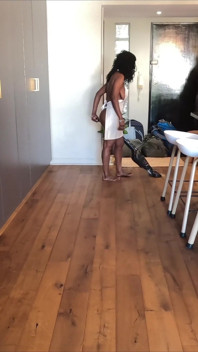 Zástěra - Sexy MILF dostane její kundičku ochutnávanou jako cheesecake