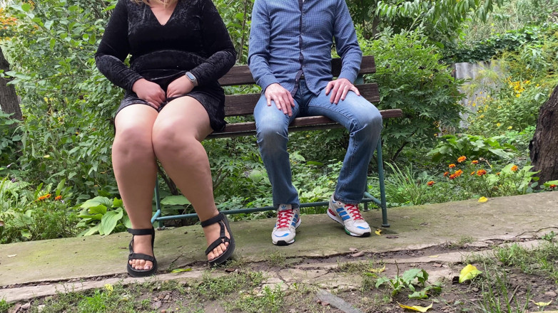 OurFetishLife: Brudne majtki po sikaniu mamuśki na zewnątrz włącza swojego chłopca
