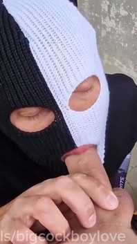 Une salope effrontée à grosse bite se fait baiser sur un chantier sur ses talons hauts sans préservatif, beaucoup de sperme