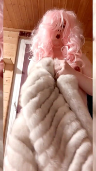 Transfurbitch ukazuje prsa, ptáka a zadek v soft bluefox-fur