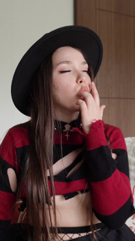 弗雷迪今晚不在你的梦中。我是 -的克鲁格女孩抚摸自己。